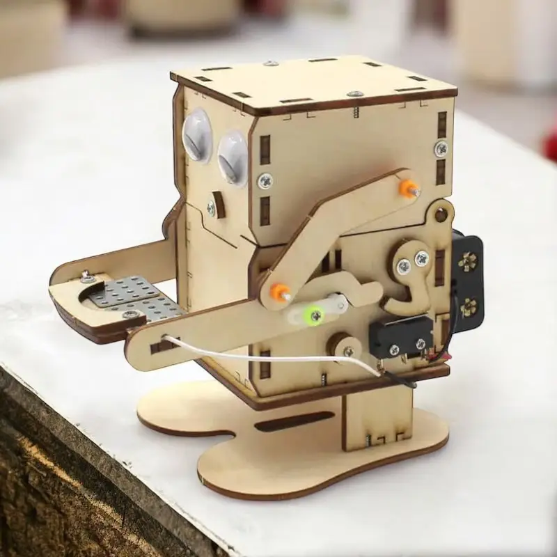 Robot Tirelire en Bois – Image 2