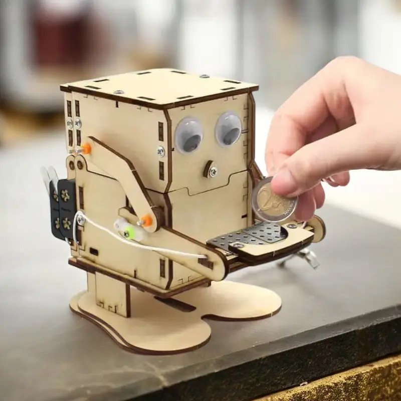 Robot Tirelire en Bois