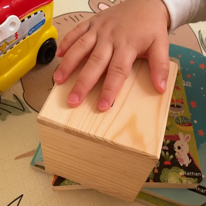 Main de Bébé sur Tirelire en Bois